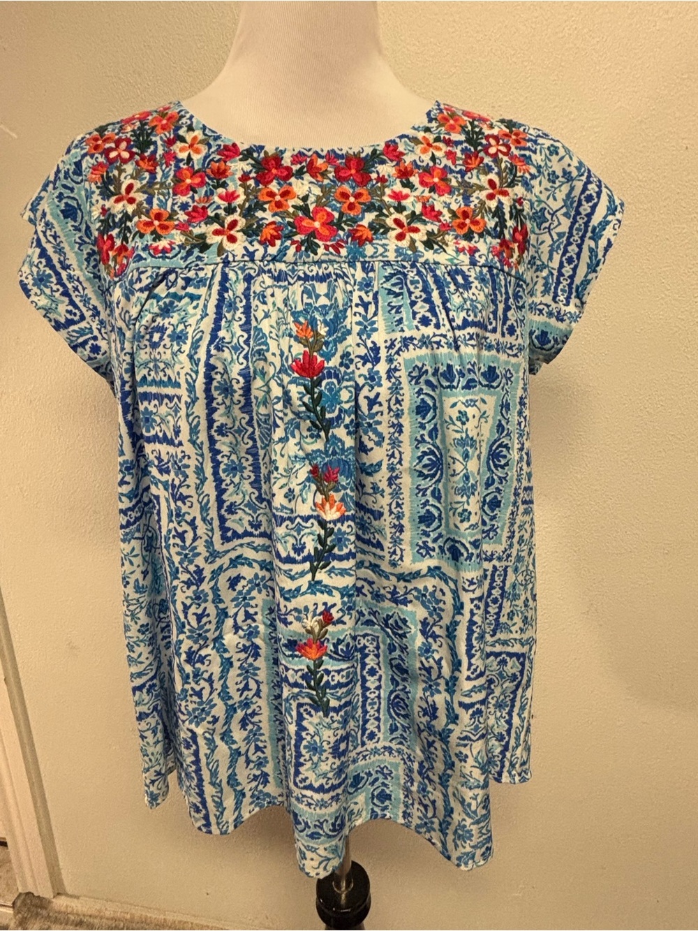 SAVANNA JANE NWT 🩷 Blue Floral Embroidered Cap-Sleeve Women’s Top